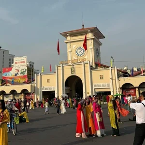Traditional Ao Dai Tet Photoshoots Face Crowds in Hanoi and Saigon - image 1