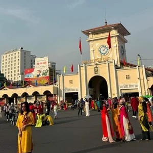 Traditional Ao Dai Tet Photoshoots Face Crowds in Hanoi and Saigon - image 3