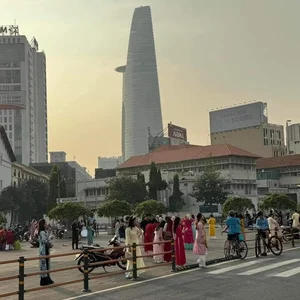 Traditional Ao Dai Tet Photoshoots Face Crowds in Hanoi and Saigon - image 2