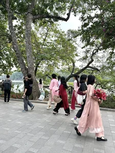 Traditional Ao Dai Tet Photoshoots Face Crowds in Hanoi and Saigon - image 0