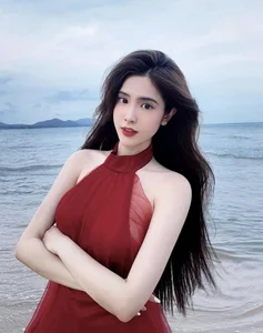 The 56cm Waist Phenomenon: How This Influencer Turned Her Unique Look Into a Fortune - image 4