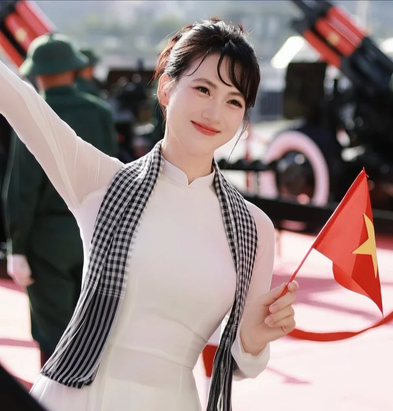 Phuong Anh Dao Radiates Elegance in Traditional Ao Dai for April 30th