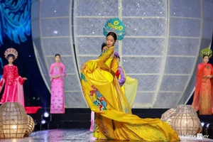 Beauty Queens Showcase Elegant Ao Dai Designs on Nguyen Hue Walking Street - image 11