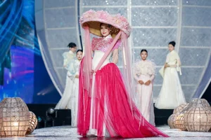 Beauty Queens Showcase Elegant Ao Dai Designs on Nguyen Hue Walking Street - image 13