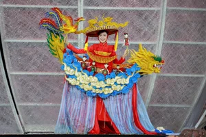 Beauty Queens Showcase Elegant Ao Dai Designs on Nguyen Hue Walking Street - image 8