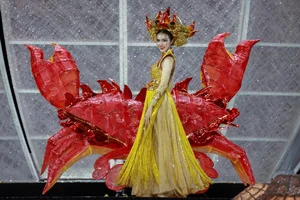 Beauty Queens Showcase Elegant Ao Dai Designs on Nguyen Hue Walking Street - image 9