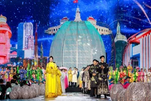 Beauty Queens Showcase Elegant Ao Dai Designs on Nguyen Hue Walking Street - image 1