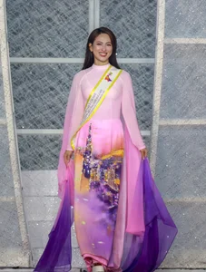 Beauty Queens Showcase Elegant Ao Dai Designs on Nguyen Hue Walking Street - image 2