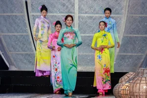 Beauty Queens Showcase Elegant Ao Dai Designs on Nguyen Hue Walking Street - image 12