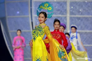Beauty Queens Showcase Elegant Ao Dai Designs on Nguyen Hue Walking Street - image 5