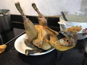 Cười ra nước mắt với những màn luộc gà cúng Tết 'thảm họa' - image 8