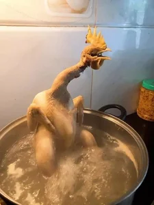Cười ra nước mắt với những màn luộc gà cúng Tết 'thảm họa' - image 1