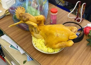 Cười ra nước mắt với những màn luộc gà cúng Tết 'thảm họa' - image 14