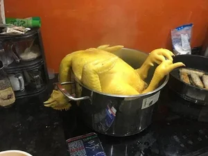 Cười ra nước mắt với những màn luộc gà cúng Tết 'thảm họa' - image 5