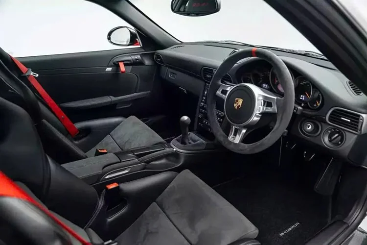 Porsche 911 GT3 RS 4.0 Sold for Over 60 Billion VND After 14 Years