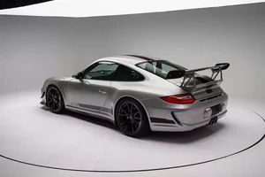 Porsche 911 GT3 RS 4.0 Sold for Over 60 Billion VND After 14 Years - image 2