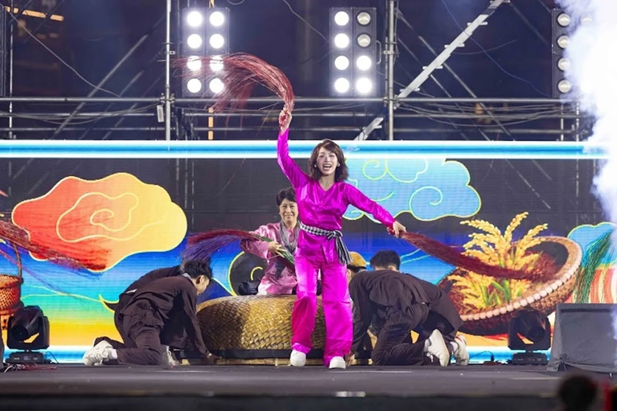 Ly Hai's Daughter Debuts in Lat Mat 8 with Impressive Showcase Performance