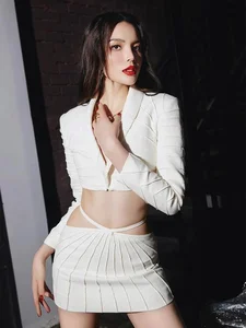 Miss Vietnam Ky Duyen Shows Off Her Stunning Tiny Waist and Fitness Routine - image 0