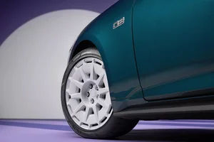 2025 Ford Mustang FX: A Modern Muscle Car Reimagined with Iconic 1980s Retro Styling and Performance - image 4