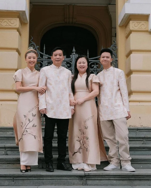 Quynh Anh Shyn Family Tet Fashion: A Stunning 7-Year Traditional Color-Themed Photoshoot Trend