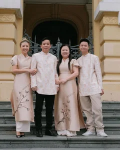 Quynh Anh Shyn Family Tet Fashion: A Stunning 7-Year Traditional Color-Themed Photoshoot Trend - image 6