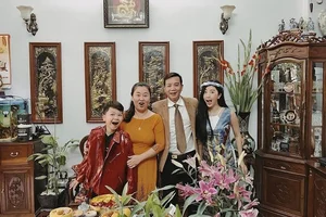 Quynh Anh Shyn Family Tet Fashion: A Stunning 7-Year Traditional Color-Themed Photoshoot Trend - image 9