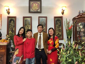 Quynh Anh Shyn Family Tet Fashion: A Stunning 7-Year Traditional Color-Themed Photoshoot Trend - image 10