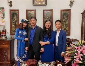Quynh Anh Shyn Family Tet Fashion: A Stunning 7-Year Traditional Color-Themed Photoshoot Trend - image 11