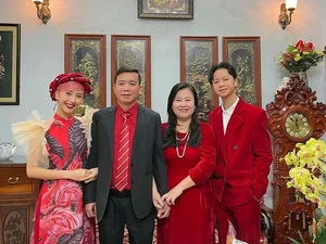 Quynh Anh Shyn Family Tet Fashion: A Stunning 7-Year Traditional Color-Themed Photoshoot Trend - image 4