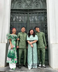 Quynh Anh Shyn Family Tet Fashion: A Stunning 7-Year Traditional Color-Themed Photoshoot Trend - image 8