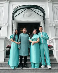 Quynh Anh Shyn Family Tet Fashion: A Stunning 7-Year Traditional Color-Themed Photoshoot Trend - image 2