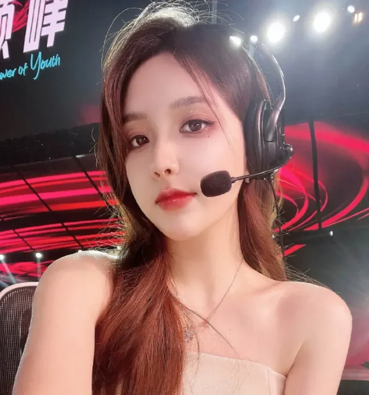 League of Legends Goddess Reveals Surprising Behind-the-Scenes Reality of Her Livestreams