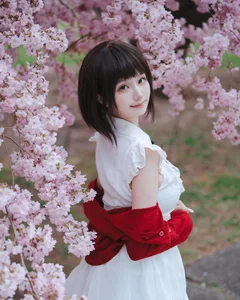 Rising Cosplay Star: Captivating Angelic Visuals and Stunning Costumes - image 4