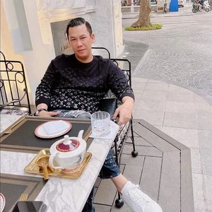 Le Quyen's Ex-Husband Duc Huy Shows Off Youthful Style Post-Divorce - image 4