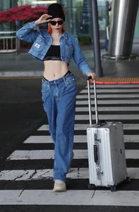 Vietnamese Pop Star Toc Tien's Bold and Glamorous Fashion Evolution - image 6
