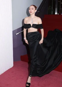 Vietnamese Pop Star Toc Tien's Bold and Glamorous Fashion Evolution - image 5