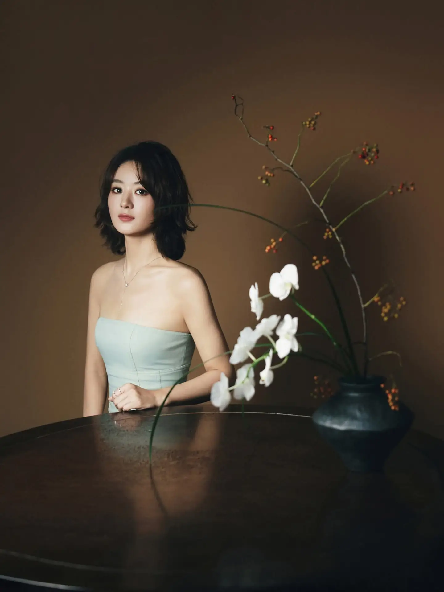 Zhao Liying: Elegant Beauty and Serene Aura with Pure White Orchids - Discover Her Natural Charm