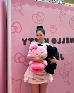 Jisoo BLACKPINK Redefines Barbiecore Aesthetic At The Exclusive Hello Kitty Pop-Up Event - image 4