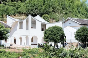 Son Builds Unique Floating House Worth $120,000 as a Special Gift for His Parents - image 1