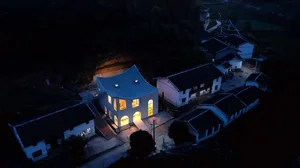 Son Builds Unique Floating House Worth $120,000 as a Special Gift for His Parents - image 7