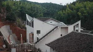 Son Builds Unique Floating House Worth $120,000 as a Special Gift for His Parents - image 0