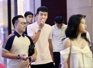 Star-Studded Wedding: Vietnam's Football Elite Celebrate Quang Hai's Big Day - image 8