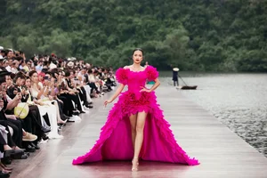 H'Hen Nie and Ngoc Chau Make Dramatic Catwalk Entrance on Rafts - image 3
