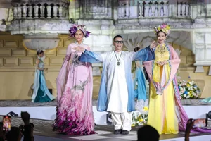 H’hen Niê and Hồng Diễm Shine at Step of Heritage 2 Fashion Event - image 5