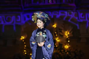H’hen Niê and Hồng Diễm Shine at Step of Heritage 2 Fashion Event - image 0