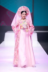 Bui Quynh Hoa Dazzles as a Seductive Angel: A Masterclass in Catwalk Elegance - image 3