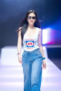 Bui Quynh Hoa Dazzles as a Seductive Angel: A Masterclass in Catwalk Elegance - image 0