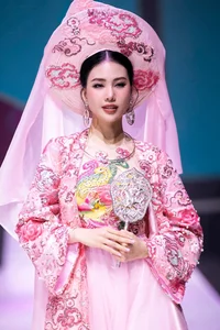 Bui Quynh Hoa Dazzles as a Seductive Angel: A Masterclass in Catwalk Elegance - image 8