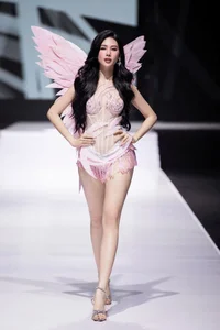 Bui Quynh Hoa Dazzles as a Seductive Angel: A Masterclass in Catwalk Elegance - image 7