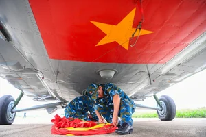 Spectacular Helicopter Display Honors the Dien Bien Phu Victory Anniversary - image 3